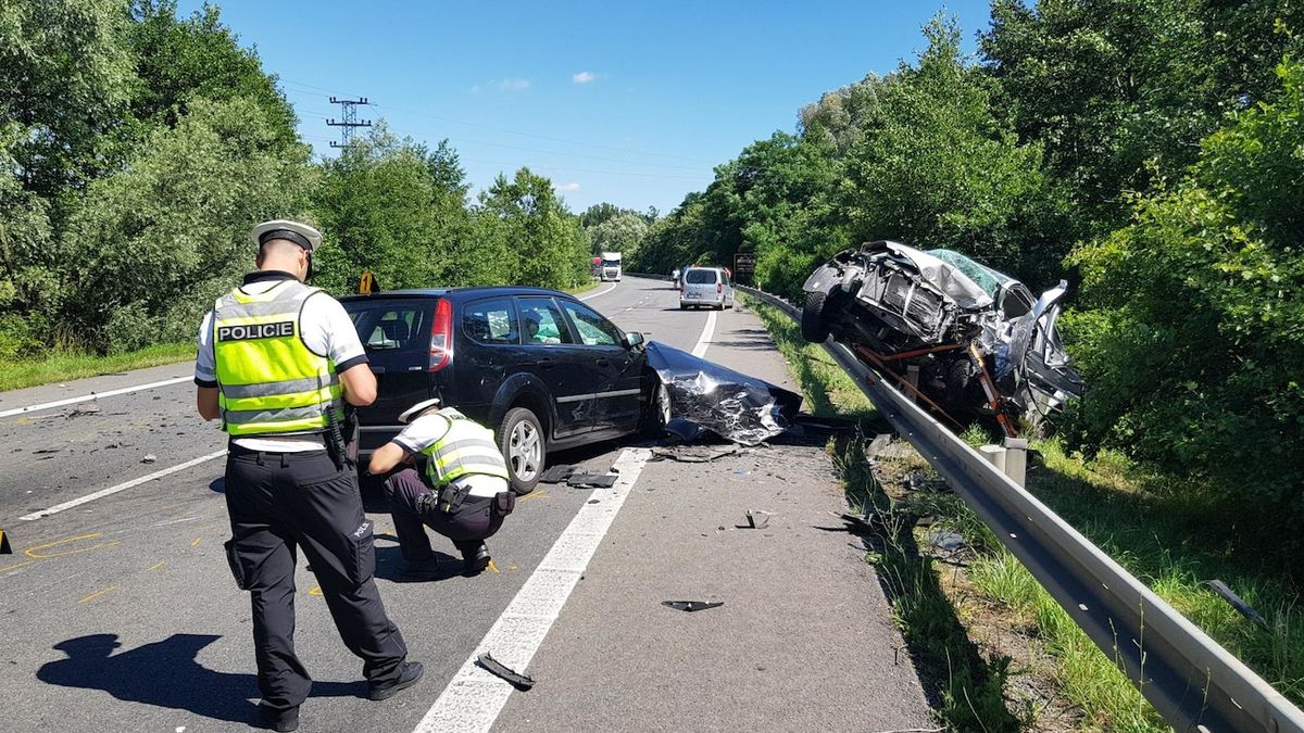 Řidič nepřežil srážku tří aut na Uherskohradišťsku